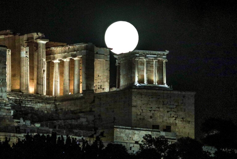 Η Aυγουστιάτικη Πανσέληνος φώτισε τον ουρανό – Μαγευτικές εικόνες