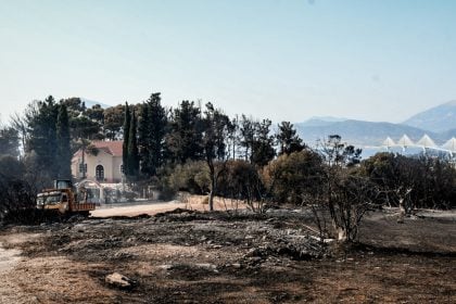 Πάτρα: Χωρίς ενεργό μέτωπο η φωτιά στα Συχαινά – Επιχειρεί ελικόπτερο για την αποφυγή αναζωπυρώσεων