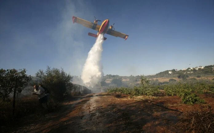 Φωτιά στα Λεχαινά - Σηκώθηκαν εναέρια μέσα, ήχησε το 112