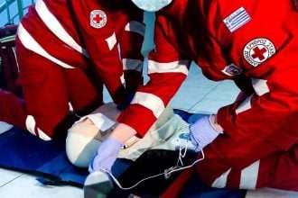 Ελληνικός Ερυθρός Σταυρός: Εθελόντρια έσωσε 26χρονη που υπέστη ανακοπή καρδιάς σε κατασκήνωση