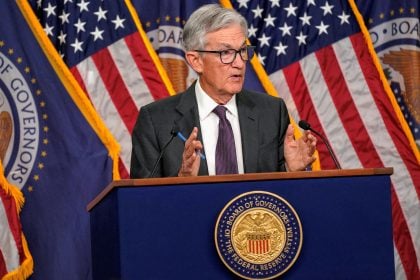 FED: Παράθυρο για μείωση επιτοκίων από τον Πάουελ - Νέες αιχμές κατά της πολιτικής Τραμπ