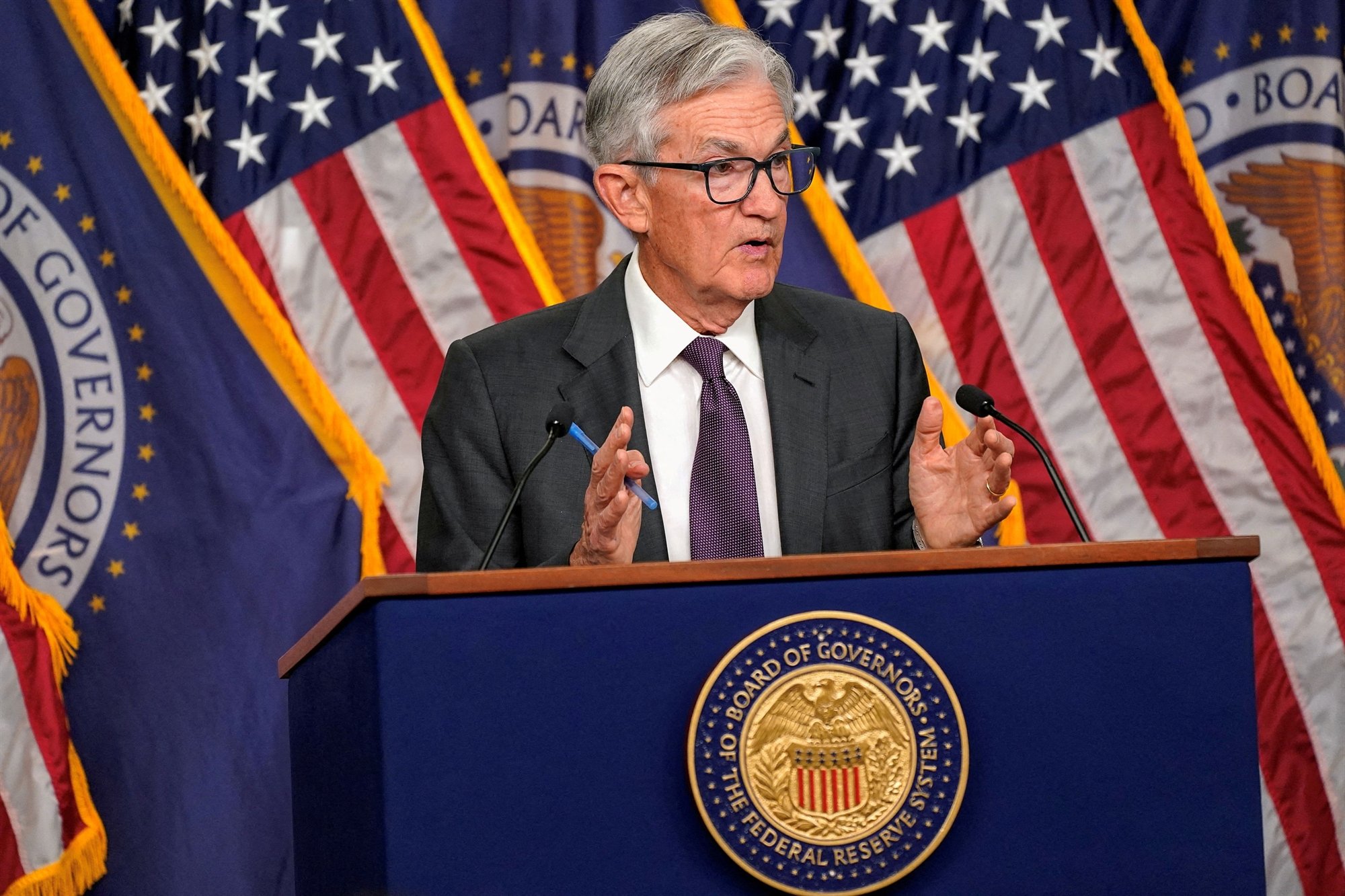 FED: Παράθυρο για μείωση επιτοκίων από τον Πάουελ - Νέες αιχμές κατά της πολιτικής Τραμπ