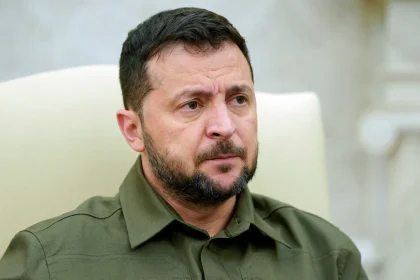 Ζελένσκι: Οι Ουκρανοί δεν θα παραδώσουν τη γη τους στους κατακτητές