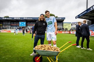 Ποδοσφαιριστής στη Δανία αναδείχθηκε MVP και πήρε ως βραβείο… 55 κιλά πατάτες πάνω σε καρότσι οικοδομής!