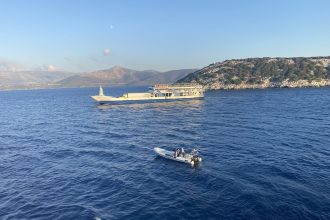 Φέρι μποτ κόλλησε σε ξέρα στα Νέα Στύρα - Με βάρκες απομάκρυναν τους επιβάτες (ΒΙΝΤΕΟ)