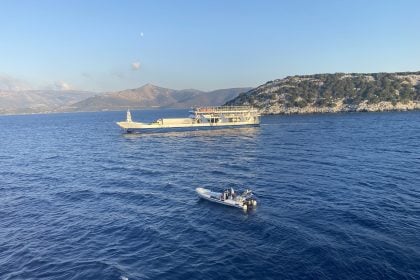 Φέρι μποτ κόλλησε σε ξέρα στα Νέα Στύρα - Με βάρκες απομάκρυναν τους επιβάτες (ΒΙΝΤΕΟ)