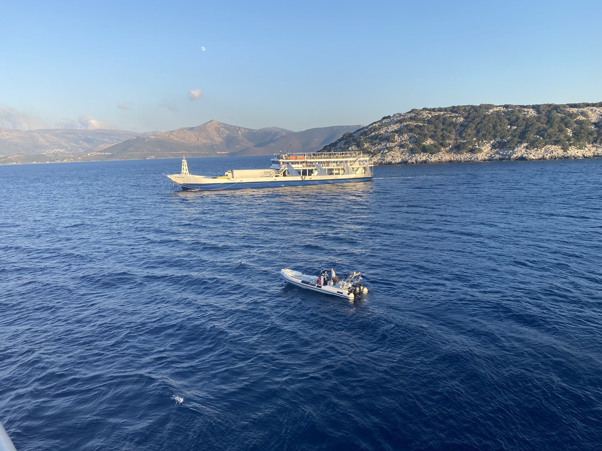 Φέρι μποτ κόλλησε σε ξέρα στα Νέα Στύρα - Με βάρκες απομάκρυναν τους επιβάτες (ΒΙΝΤΕΟ)
