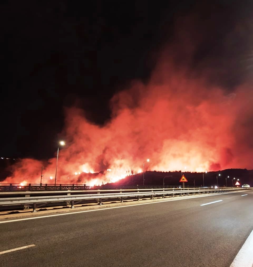 Νύχτα αγωνίας στην Πάτρα: Ανεξέλεγκτο το πύρινο μέτωπο στην περιοχή των Συχαινών - Προληπτική εκκένωση Μπάλα και Βούντενης, έκλεισε η Περιμετρική (ΦΩΤΟ - ΒΙΝΤΕΟ)