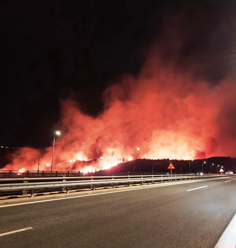 Νύχτα αγωνίας στην Πάτρα: Νέο μεγάλο μέτωπο στην περιοχή των Συχαινών - Προληπτική εκκένωση Μπάλα και Βούντενης, έκλεισε η Περιμετρική (ΦΩΤΟ - ΒΙΝΤΕΟ)