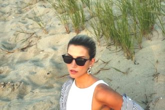 Summer breakouts: Πού οφείλονται και πώς να τα προλάβεις