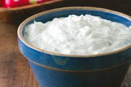 Ντιπ με ξινομυζήθρα και σκόρδο