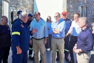 Φωτιές: Στην Πάτρα σήμερα ο Κ. Κατσαφάδος - Συντονισμός για την επόμενη ημέρα στις πληγείσες περιοχές