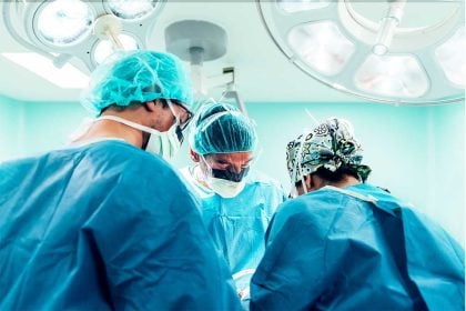 Γιατροί αφαίρεσαν αυτοκινητάκι από το στομάχι ενός παιδιού με σπάνια μέθοδο