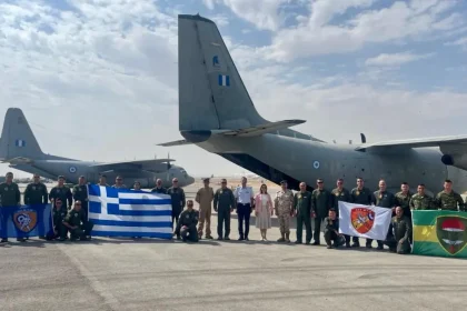 Δύο αεροσκάφη της ελληνικής πολεμικής αεροπορίας έριξαν σήμερα 8,5 τόνους τροφίμων στη Γάζα (ΒΙΝΤΕΟ)