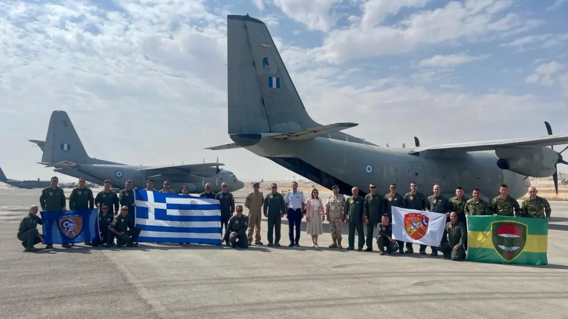 Δύο αεροσκάφη της ελληνικής πολεμικής αεροπορίας έριξαν σήμερα 8,5 τόνους τροφίμων στη Γάζα (ΒΙΝΤΕΟ)