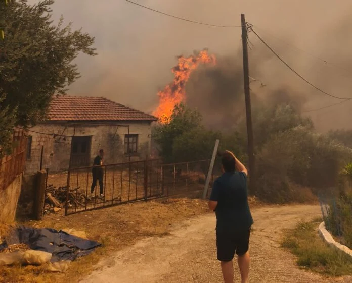 Φωτιές σε Πρέβεζα, Χίο και Ζάκυνθο: Συνεχή μηνύματα του 112 για εκκενώσεις οικισμών