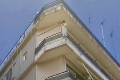 Σοκ στο Αγρίνιο: Γυναίκα έπεσε από μπαλκόνι πολυκατοικίας στον 4ο όροφο ΒΙΝΤΕΟ