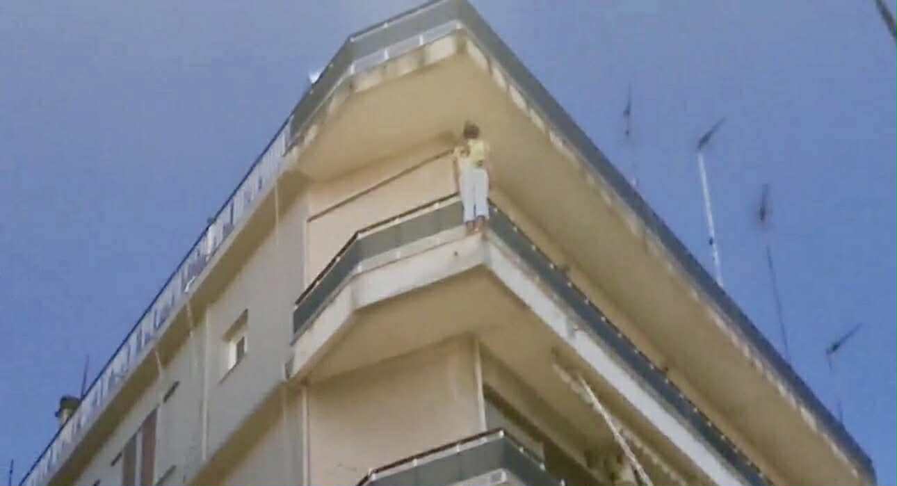 Σοκ στο Αγρίνιο: Γυναίκα έπεσε από μπαλκόνι πολυκατοικίας στον 4ο όροφο ΒΙΝΤΕΟ