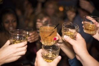 Λευκάδα: Νέες συλλήψεις για διάθεση αλκοόλ σε ανηλίκους