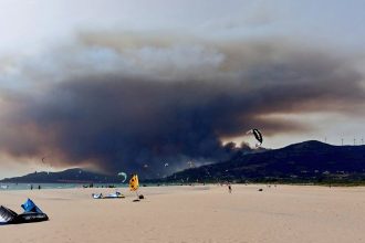 Τεράστια πυρκαγιά στην Ανδαλουσία με εκκενώσεις ξενοδοχείων και κατασκηνώσεων