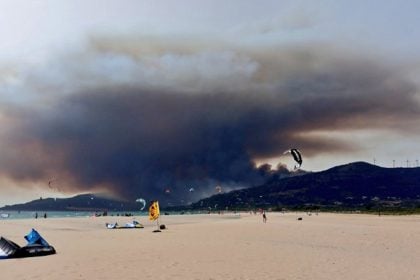 Τεράστια πυρκαγιά στην Ανδαλουσία με εκκενώσεις ξενοδοχείων και κατασκηνώσεων