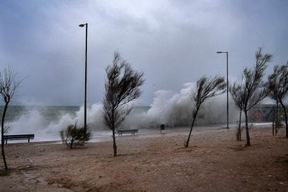 Καιρός: Εκρηκτικό κοκτέιλ υψηλών θερμοκρασιών και ισχυρών ανέμων – Εφιαλτικό το επόμενο 15ημερο για φωτιές