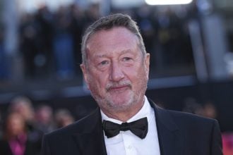 Ο Στίβεν Νάιτ γράφει τον επόμενο Τζέιμς Μποντ - Σκηνοθετεί ο Ντενί Βιλνέβ