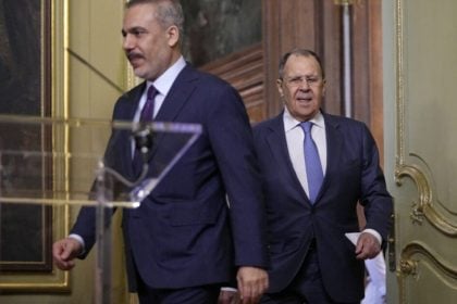 Τηλεφωνικές συνομιλίες Λαβρόφ με Φιντάν και Σιγιάρτο στον απόηχο της συνόδου της Αλάσκας
