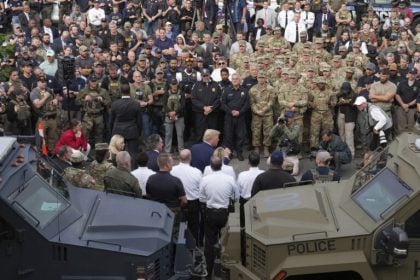 Ο Τραμπ επισκέφτηκε τους στρατιωτικούς και τους αστυνομικούς που ανέπτυξε στην Ουάσιγκτον