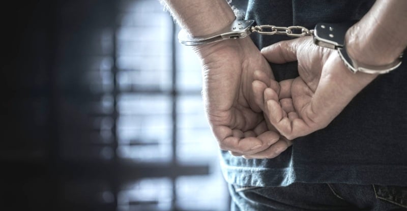 Αχαΐα: Σύλληψη 14χρονου για απάτη! Χειροπέδες και στη μητέρα του