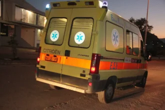 Πάτρα: Το δίκυκλο ανέβηκε σε πεζοδρόμιο και "καρφώθηκε" σε κολωνάκι - Δύο τραυματίες