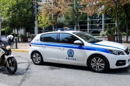 Ηλεία: «Είχε κλειστεί με όπλα στο σπίτι, τον παρακάλαγε να βγει ο πατέρας του» - Η περιγραφή της γυναίκας για τον διαρρήκτη που της αφαίρεσε κοσμήματα αξίας 150.000 ευρώ