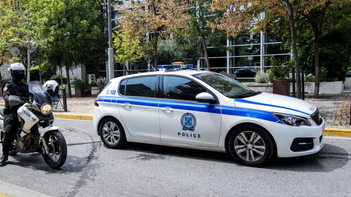 Ηλεία: «Είχε κλειστεί με όπλα στο σπίτι, τον παρακάλαγε να βγει ο πατέρας του» - Η περιγραφή της γυναίκας για τον διαρρήκτη που της αφαίρεσε κοσμήματα αξίας 150.000 ευρώ