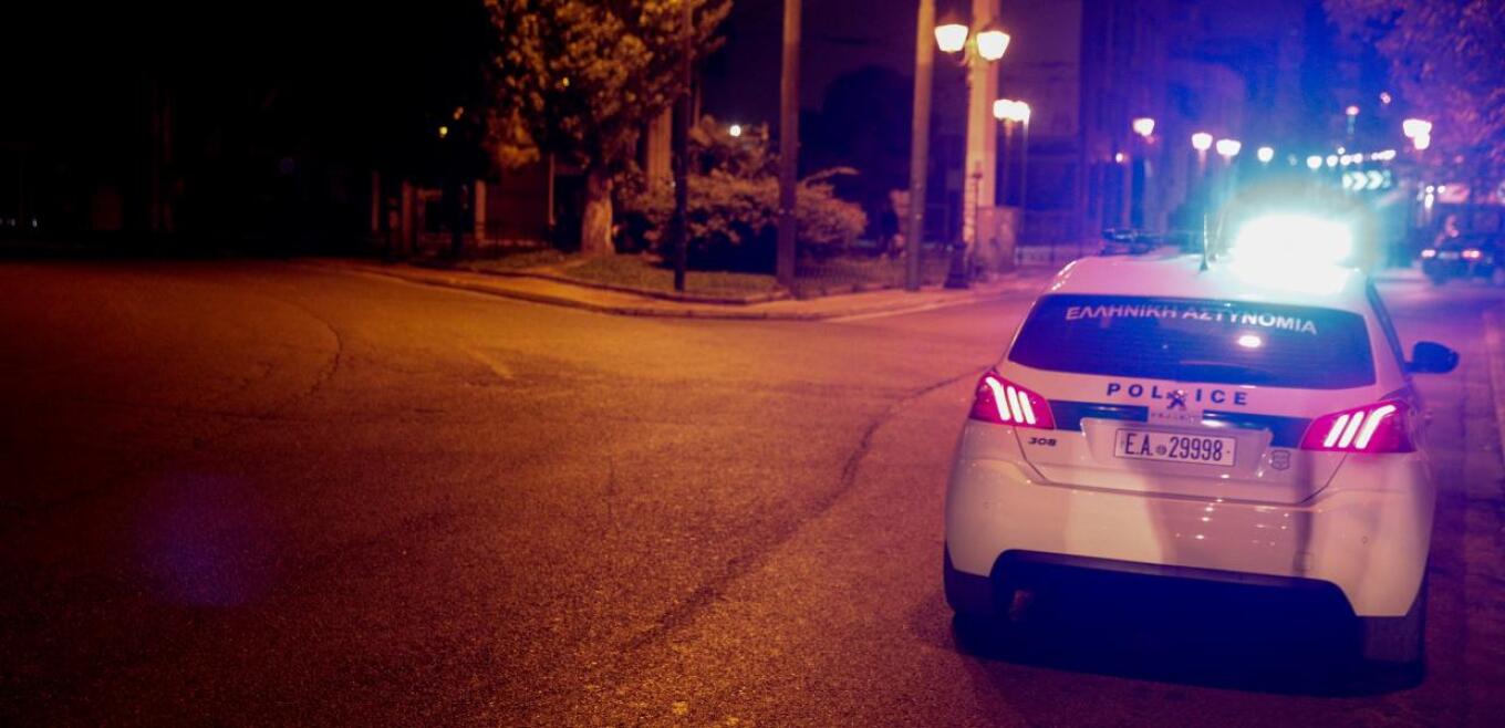 Πάτρα: Κουκουλοφόροι άναψαν φωτιά έξω από σχολείο, πέταξαν πέτρες σε αστυνομικούς και προκάλεσαν φθορές σε περιπολικό