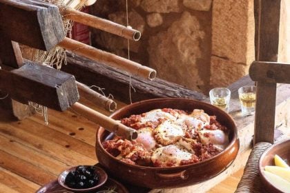 Αυγά με ντομάτα και πατάτες