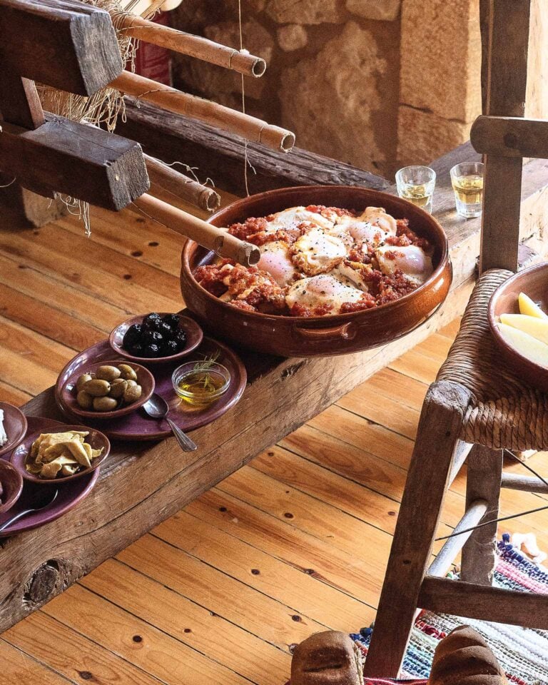 Αυγά με ντομάτα και πατάτες