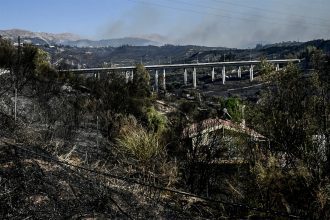 Πυρκαγιά στην Πάτρα: Φόβοι για μόλυνση του αέρα και του νερού – Σε επικίνδυνα όρια η τοξικότητα της ατμόσφαιρας