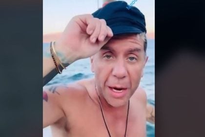 Γιώργος Μαζωνάκης: Ξέγνοιαστος στη θάλασσα μετά τη νοσηλεία - ΒΙΝΤΕΟ
