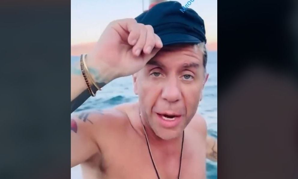 Γιώργος Μαζωνάκης: Ξέγνοιαστος στη θάλασσα μετά τη νοσηλεία - ΒΙΝΤΕΟ
