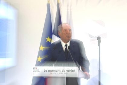 Κρίσιμες ημέρες για την επιβίωση της κυβέρνησης στη Γαλλία