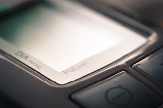 Καινοτόμο επίθεμα που φοριέται στο δέρμα μετρά την πίεση σε πραγματικό χρόνο