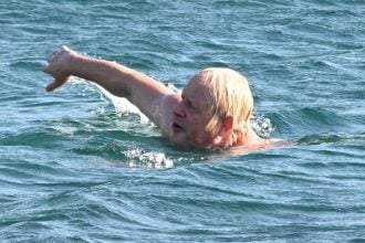 Ο Μπόρις Τζόνσον επέλεξε και πάλι την Εύβοια για τις διακοπές του 