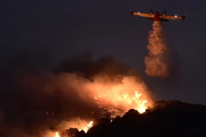 Ηρωική πτήση πιλότου Canadair που έκανε νυχτερινή ρίψη νερού στην Κερατέα