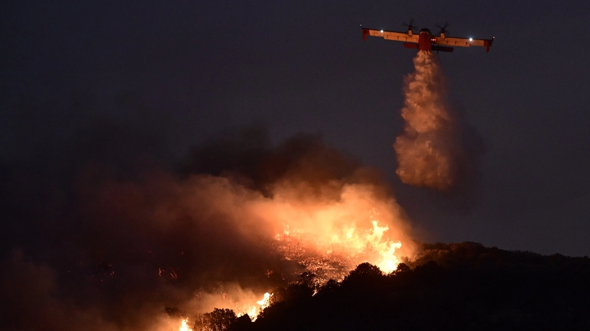 Ηρωική πτήση πιλότου Canadair που έκανε νυχτερινή ρίψη νερού στην Κερατέα