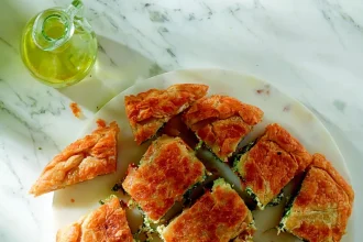 Χορτόπιτα τηγανητή, με μυρωδικά και λιαστή ντομάτα