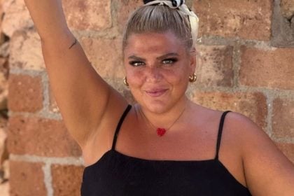 Δανάη Μπάρκα: Η τόπλες φωτογραφία της από τις διακοπές της στη Σύρο – Ποζάρει ξαπλωμένη στο κρεβάτι