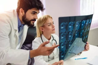 Προσβλήθηκε από επικίνδυνο μύκητα στον εγκέφαλο μετά από τροχαίο - Η θεραπεία που του έσωσε τη ζωή