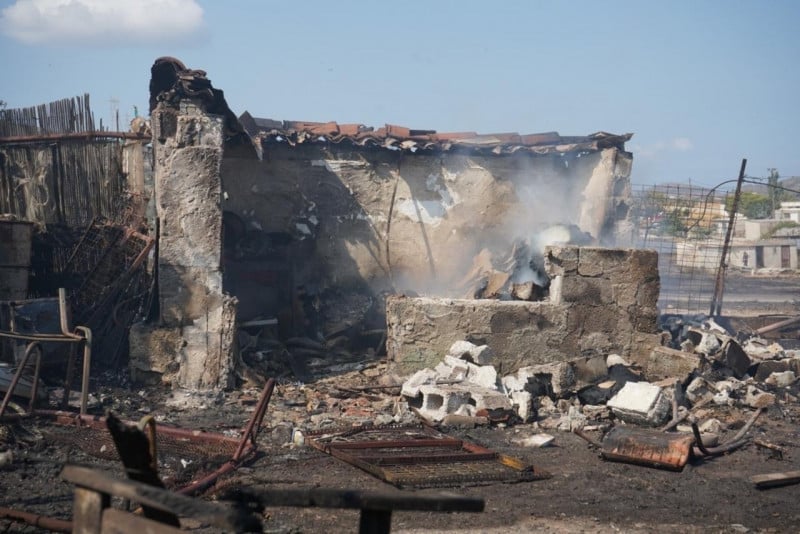Ένας νεκρός από τη μεγάλη φωτιά στην Κερατέα - Το ένα μετά το άλλο σπίτια παραδίδονται στις φλόγες