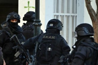 Βρέθηκε οπλοστάσιο σε σπίτι απόστρατου της Πολεμικής Αεροπορίας στο Κιάτο - Είχε πάνω από 100 όπλα!
