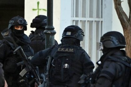 Βρέθηκε οπλοστάσιο σε σπίτι απόστρατου της Πολεμικής Αεροπορίας στο Κιάτο - Είχε πάνω από 100 όπλα!